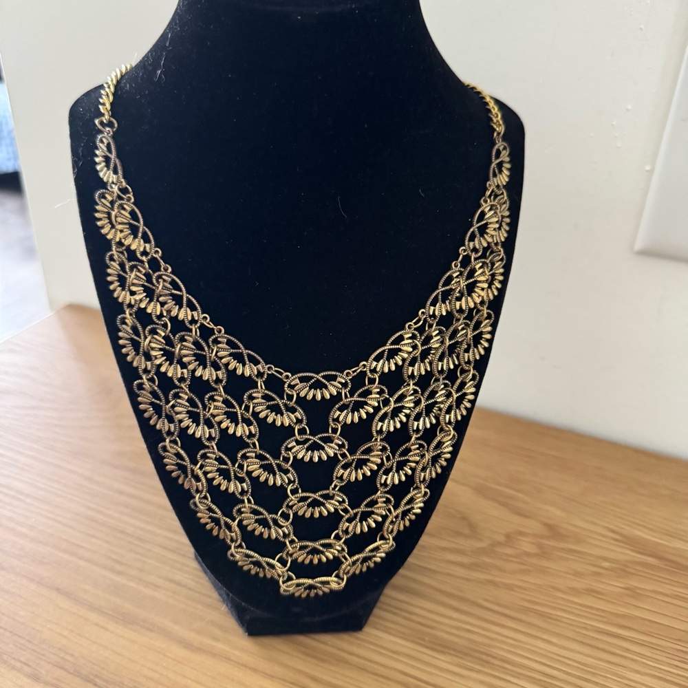Elegant Gold Leaf Necklace